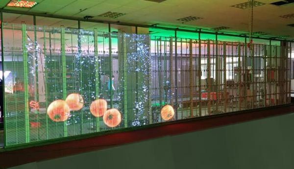 نمایشگر پرده‌ای شفاف در فروشگاه